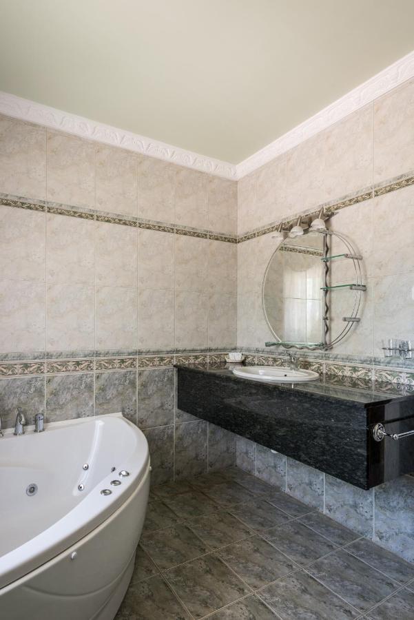 Hotel Bibic Es Tueskevar Etterem Es Horgaszto Mestecǎneşti